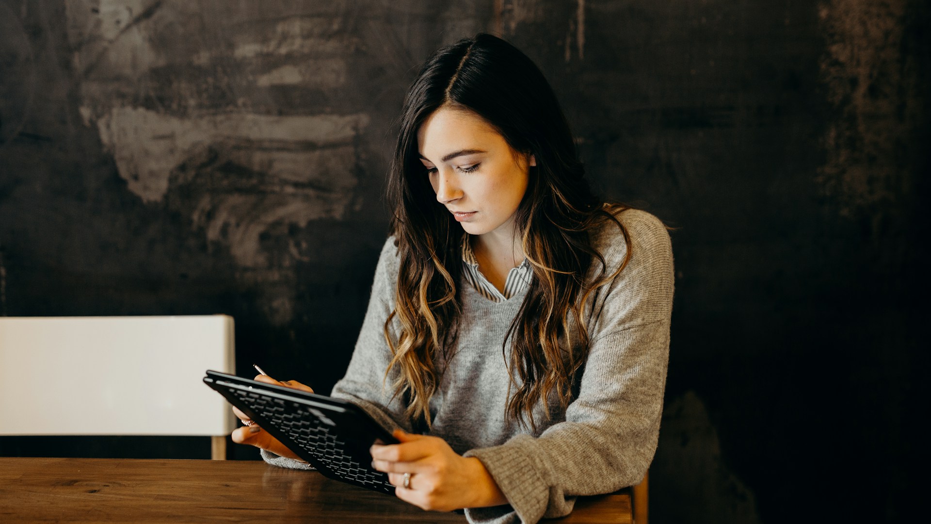 Is AI Writing Any Good? A Comprehensive Review of AI Writing Tools